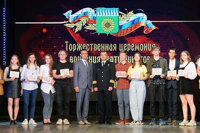 Герой России лётчик Дамир Юсупов наградил 118 старшеклассников Заречного