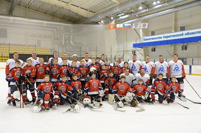Хоккеисты Балаковской АЭС встретились на льду с юниорами «Кристалла» и вручили им клюшки, изготовленные в Росатоме