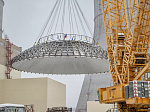 На втором энергоблоке Курской АЭС-2 завершены работы по установке в проектное положение купольной части наружной защитной оболочки (НЗО)