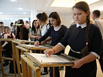 Курская АЭС: в Курчатове при поддержке атомной станции открылась выставка картин начинающих художников