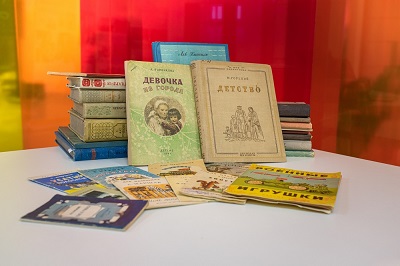 В атомных городах проходит передвижная выставка редких книг и авторских кукол
