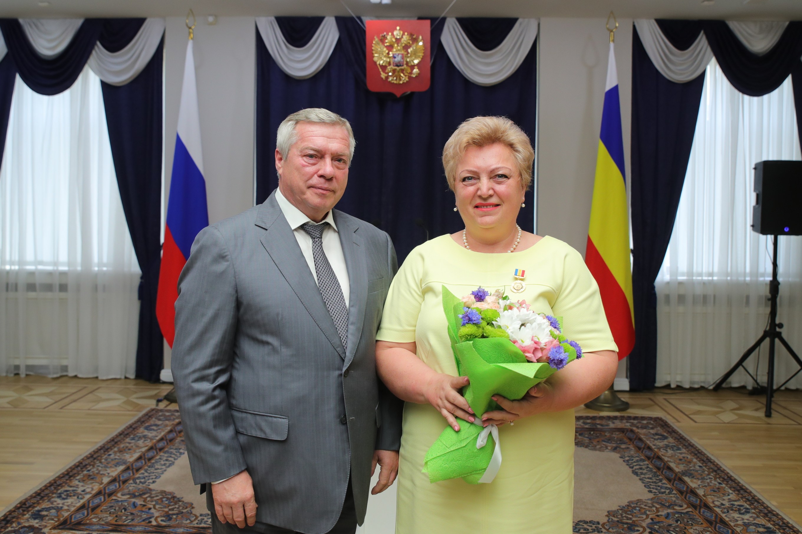 Руководитель отдела охраны окружающей среды Ростовской АЭС Ольга Горская получила  награду правительства Донского региона