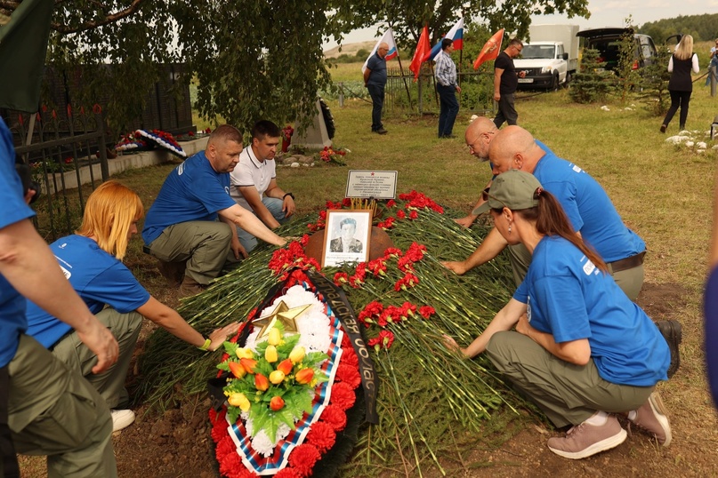 С участием поисковиков Ленинградской АЭС подняли и с почестью перезахоронили 18 бойцов найденных и павших на Ленинградской земле.