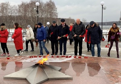 Смоленская АЭС: в День неизвестного солдата атомщики возложили цветы к мемориалу
