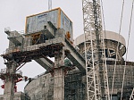 Нововоронежская АЭС-2: на строящемся энергоблоке №2 завершена установка крана транспортной эстакады  