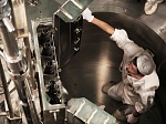На первом в мире плавучем энергоблоке «Академик Ломоносов», предназначенном для энергоснабжения Чукотки, началась загрузка ядерного топлива в реакторы