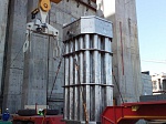 Ленинградская АЭС-2: на энергоблоке №2 ВВЭР-1200 началась загрузка имитаторов тепловыделяющих сборок в корпус реактора 