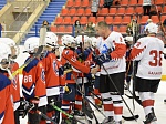 Хоккеисты Балаковской АЭС встретились на льду с юниорами «Кристалла» и вручили им клюшки, изготовленные в Росатоме