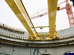 At power unit No. 2 of the Kursk NPP-2 under construction, a circular-action crane (polar) with a lifting capacity of 390 tons was installed in its regular place.