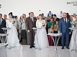 Шестнадцать пар сотрудников атомной отрасли сыграли свадьбу в павильоне «Атом» на ВДНХ